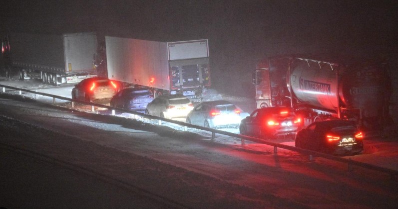 Из-за сильной метели на юге Швеции около 1000 автомобилей застряли в снегу на трассах