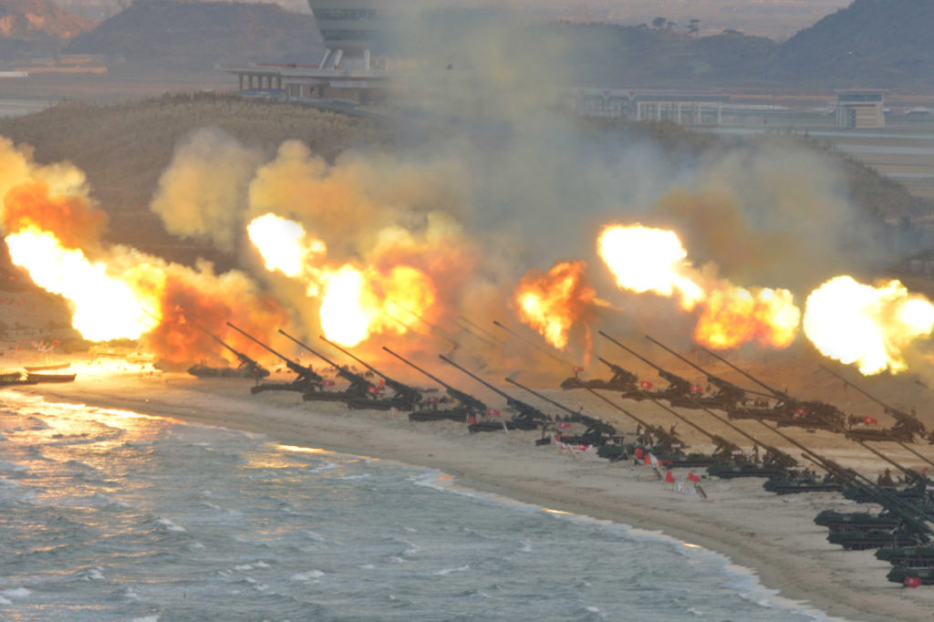 Северная Корея выпустила около 60 артиллерийских снарядов по Желтому морю
