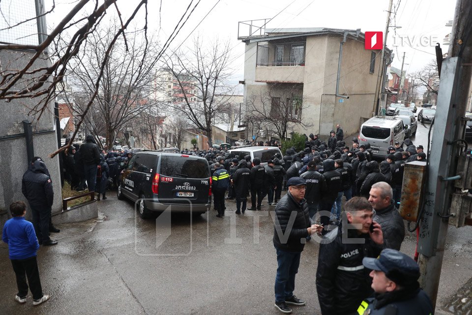 МВД - Сотрудники министерства мобилизованы возле дома одной из гражданских активисток в Тбилиси