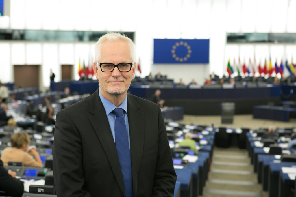 Финский депутат Европарламента Петри Сарваама заявил, что собрал достаточно подписей, чтобы лишить Венгрию права голоса в Совете Европейского Союза