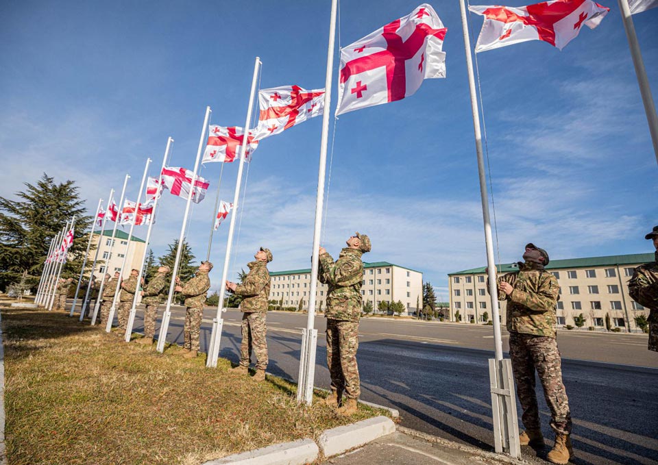 Военнослужащие подняли государственный флаг Грузии