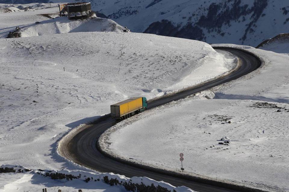 Traffic for trailers, semi-trailers restored on Gudauri-Kobi road section