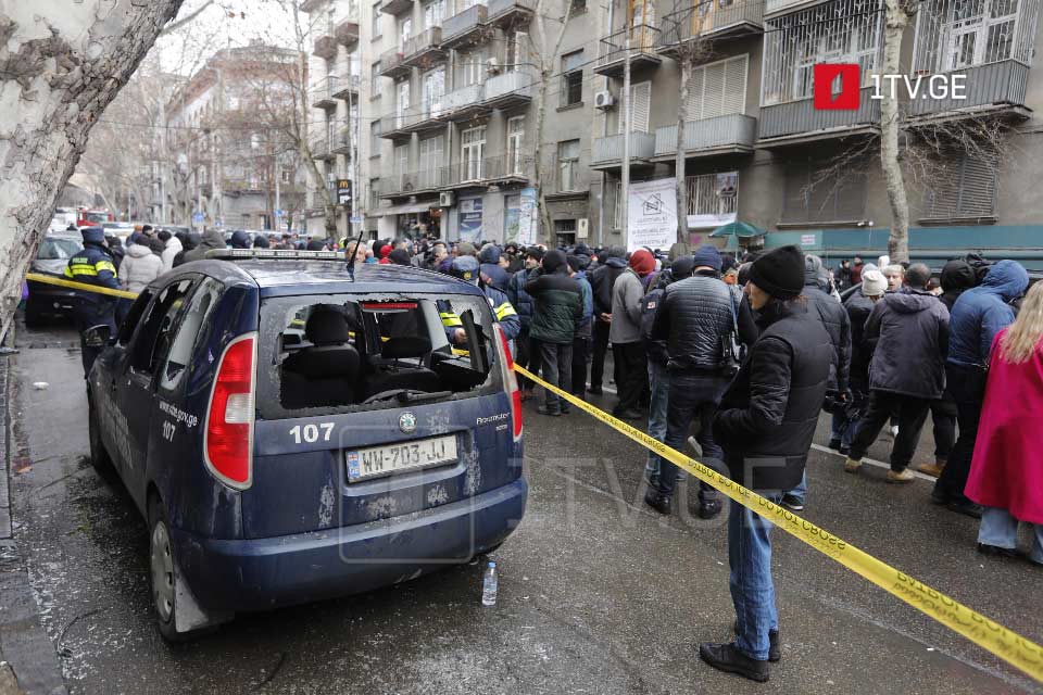 МВД - В ходе процесса выселения из квартиры на улице Кекелидзе два человека были арестованы за повреждение автомобиля Национального бюро исполнения, а 18 человек арестованы в административном порядке