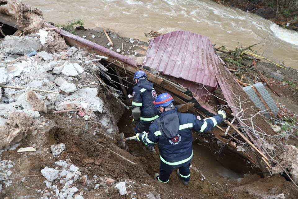 В селе Нергеети Багдатского района спасатели обнаружили четвертое тело в зоне бедствия