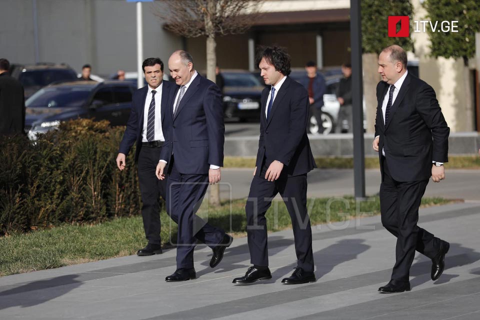 Премьер-министр Ираклий Кобахидзе представил сотрудникам ведомства нового министра обороны Ираклия Чиковани