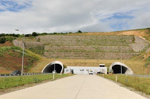 12 февраля, с 13:45 до 15:30 будет ограничено движение в восточном направлении Горийского автомобильного тоннеля