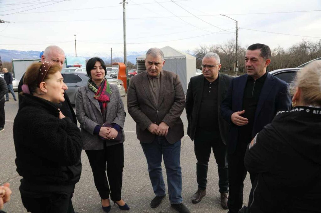 Georgian MPs meet Samegelo locals, residing at occupation line