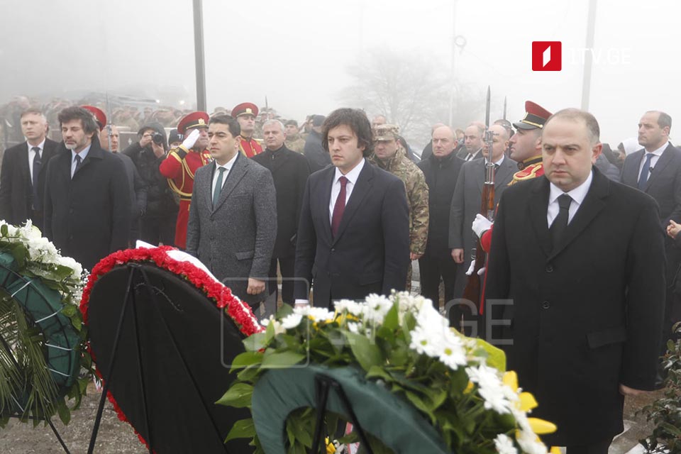 Премьер-министр Грузии, министр обороны, председатель парламента и мэр Тбилиси возложили венки к мемориалу павших кадетов в Коджори (фото)