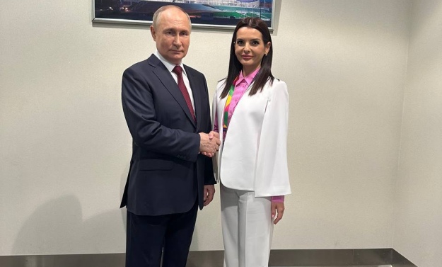 Владимир Путин  Молдовæйы автономион регионы, Гагаузийы къухдариуæггæнæгимæ фембæлдис æмæ йын æххуыс баныфсвæрдта