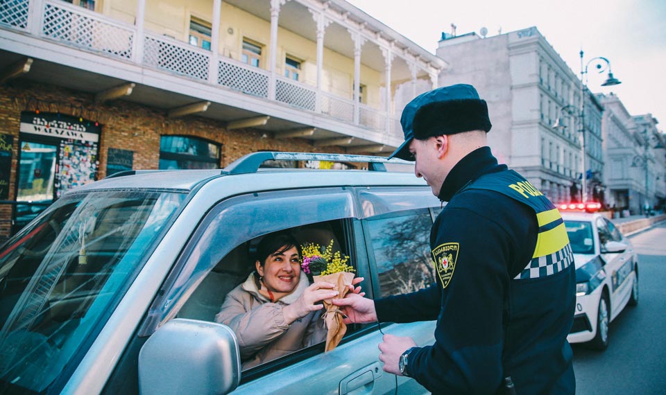 Сотрудники патрульной полиции поздравили женщин с 8 марта