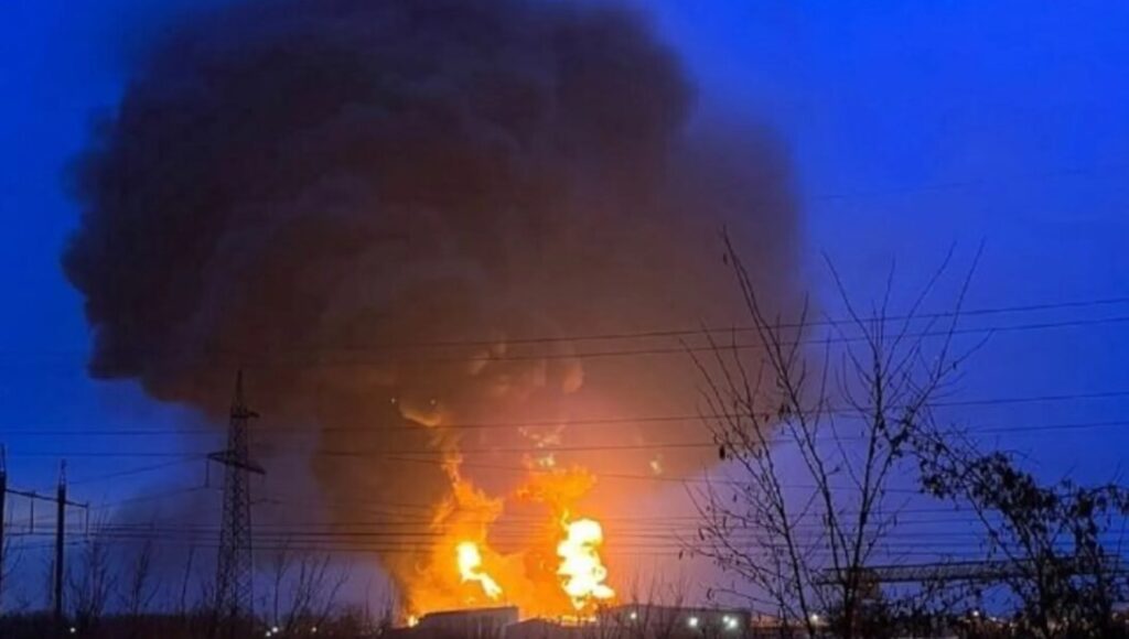 В результате ударов дронов загорелись нефтеперерабатывающий завод в Нижегородской области и нефтехранилище в Орловской области