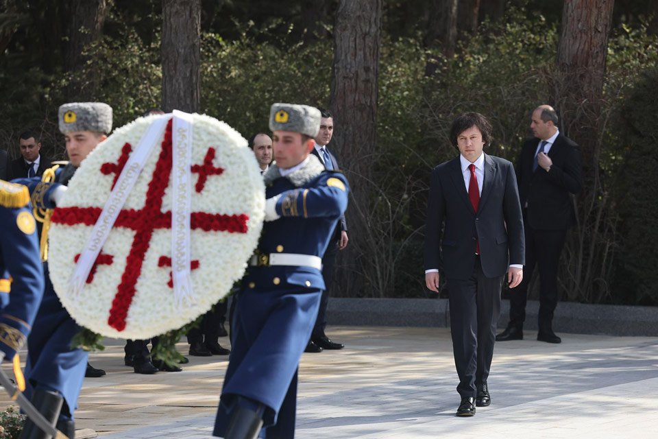 Georgian PM lays wreath at Heydar Aliyev's grave
