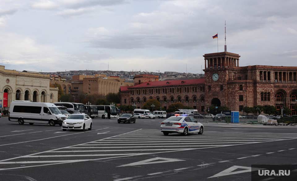 Вооруженные лица ворвались в здание одного отделений полиции в Ереване, прозвучал взрыв