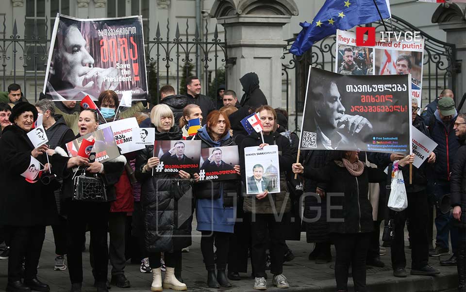 «Национальное движение» проводит демонстрацию возле президентского дворца с требованием освобождения Михаила Саакашвили