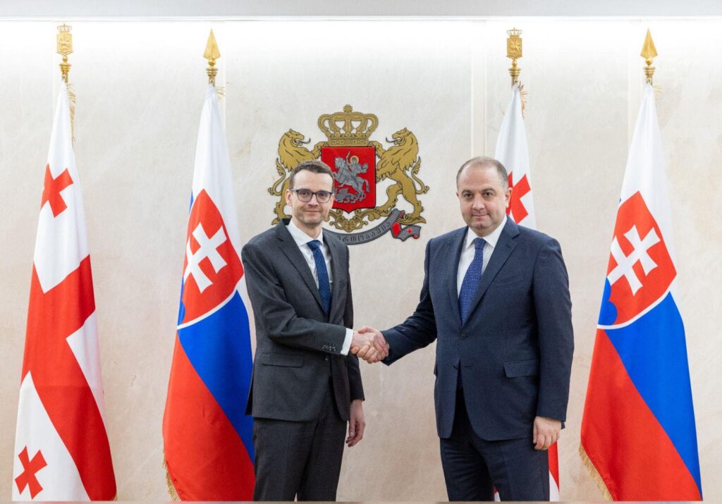 Defence Minister hosts Slovak diplomats