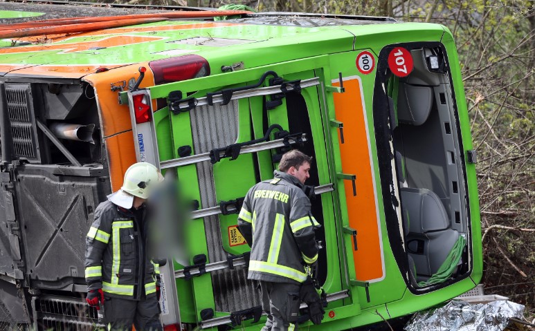 Գերմանիայում, Լայպցիգի մոտ, «Ֆլիքսբուս»-ին պատկանող ավտոբուսը մայրուղով վարելիս շրջվել է, հինգ մարդ է զոհվել