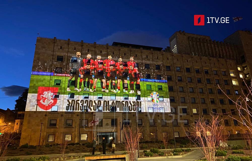 Կառավարության շենքը լուսավորվել է ազգային հավաքականի անդամների ֆոտոկոլաժի ինստալացիայով