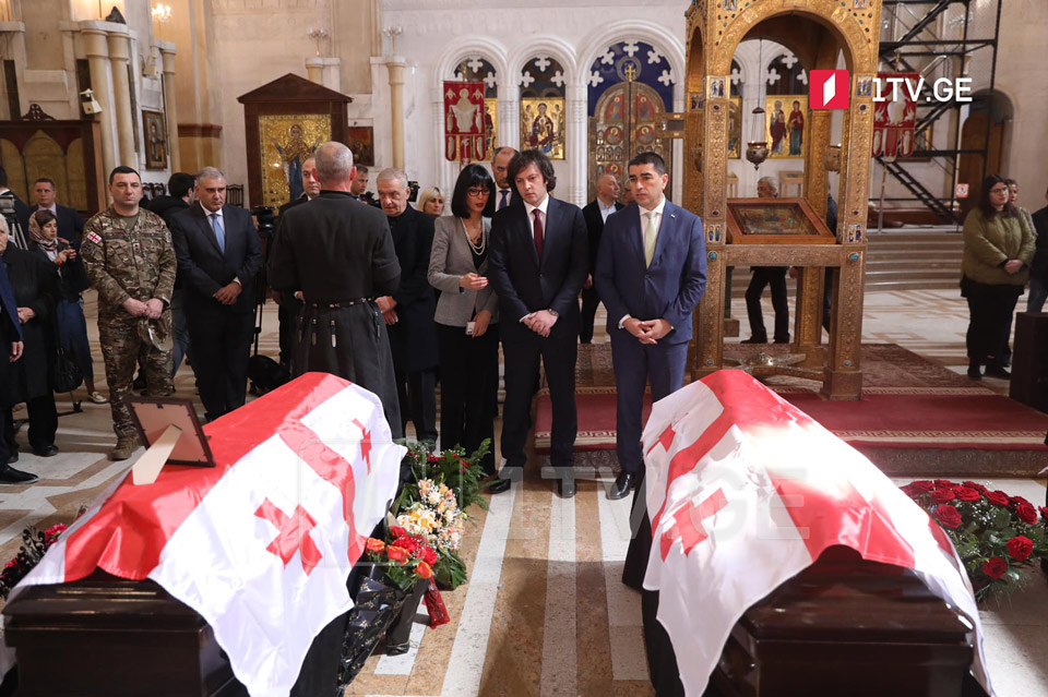 Ираклий Кобахидзе и Шалва Папуашвили выразили соболезнования членам семей беженцев из оккупированной Абхазии в соборе Самеба