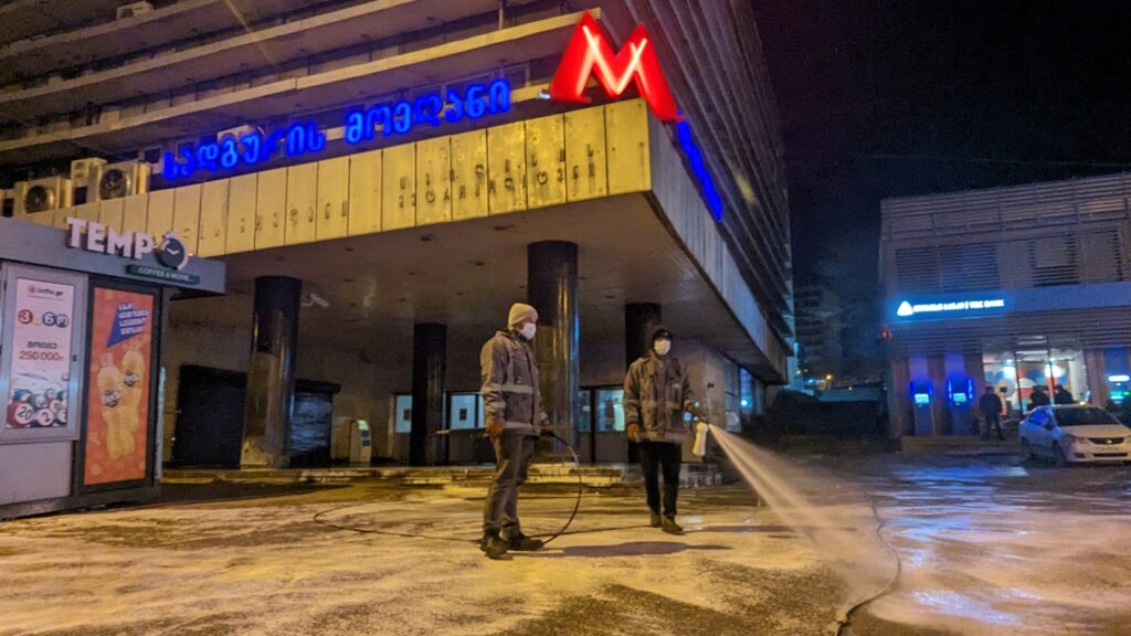 В Тбилиси привели в порядок территорию вокруг станции метро "Вокзальная площадь" и т.н. дезертирского рынка