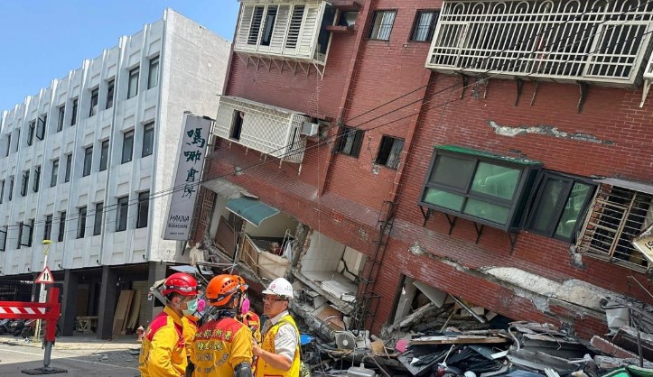 Более 120 человек оказались под развалинами зданий и туннелях после землетрясения на Тайване