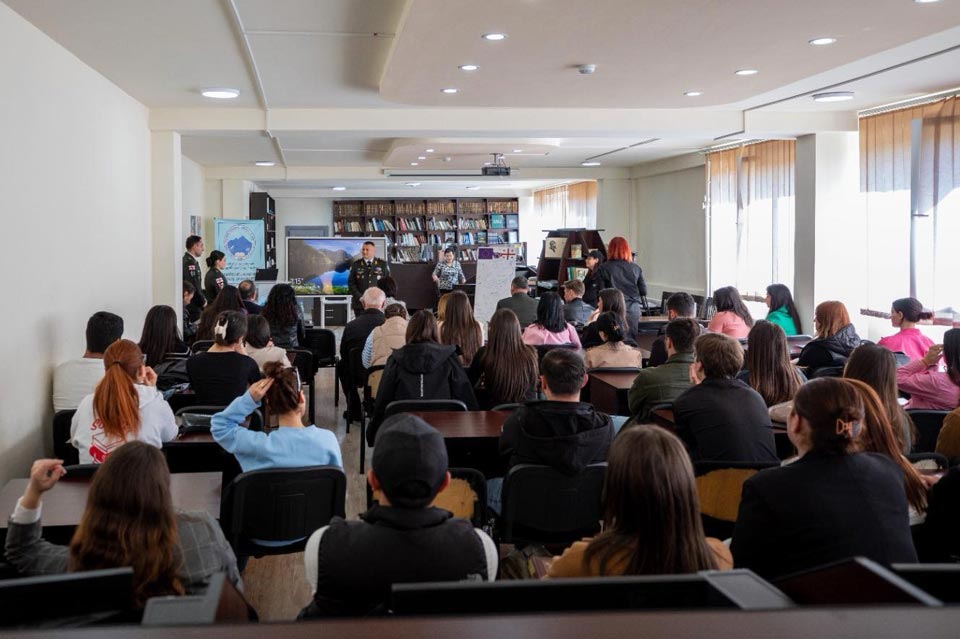 «Մեր բանակ»-ի շրջանակներում հանդիպում է տեղի ունեցել Սամցխե-Ջավախքի պետական ​​համալսարանի ուսանողների հետ