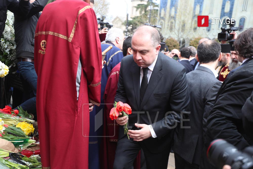 Müdafiə naziri aprelin 9-da həlak olanların xatirəsini ehtiramla yad edib