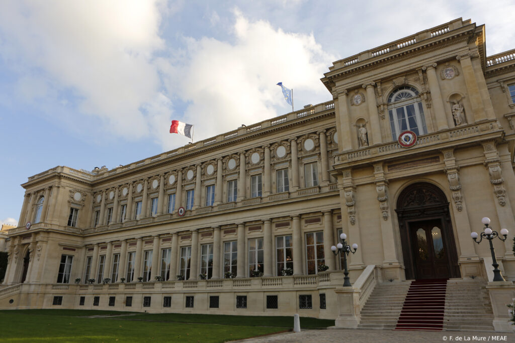 Правительство Франции начало эвакуацию членов семей дипломатов из Ирана