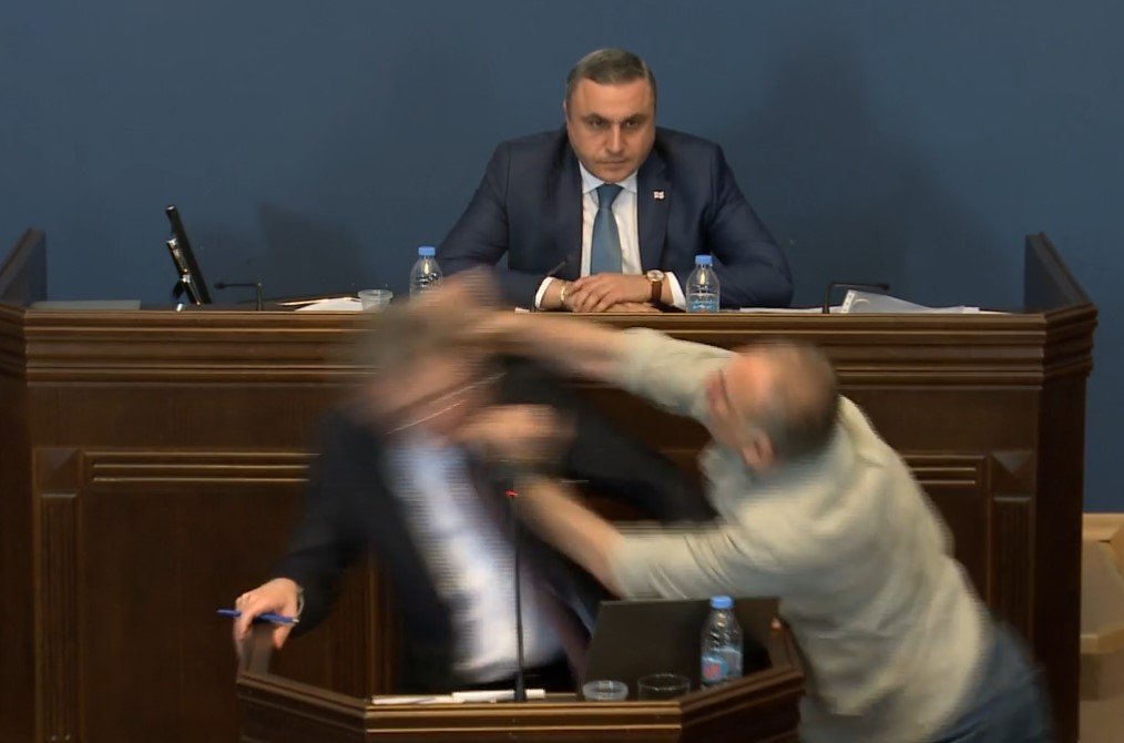 Алеко Элисашвили ударил Мамуку Мдинарадзе на заседании парламентского комитета по юридическим вопросам