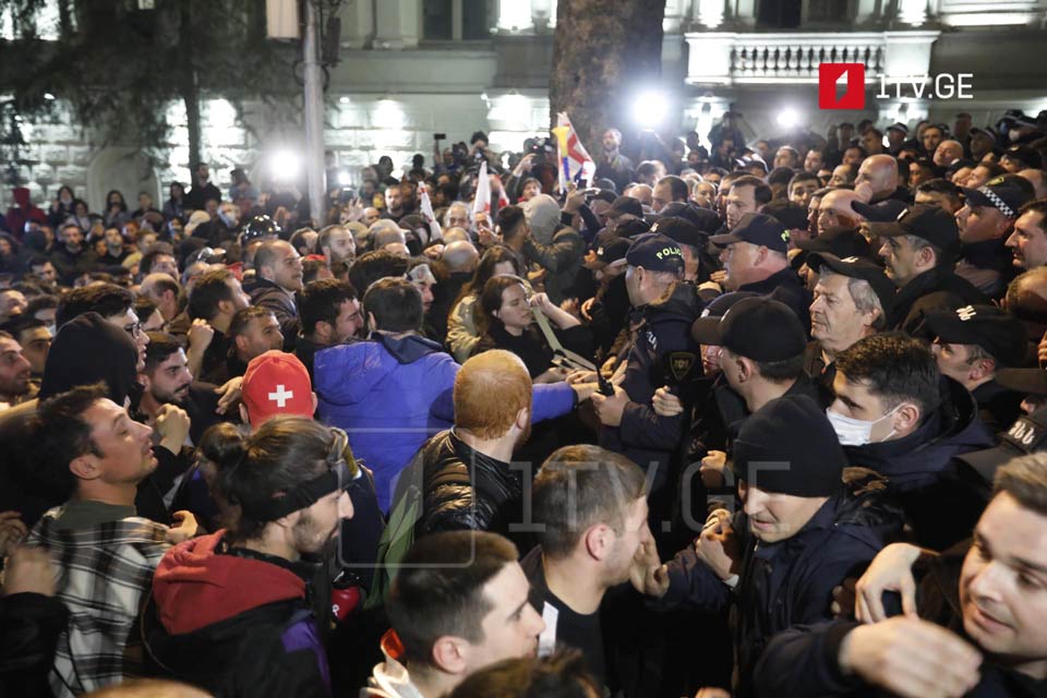 По информации МВД, на акции возле парламента полиция задержала 14 человек