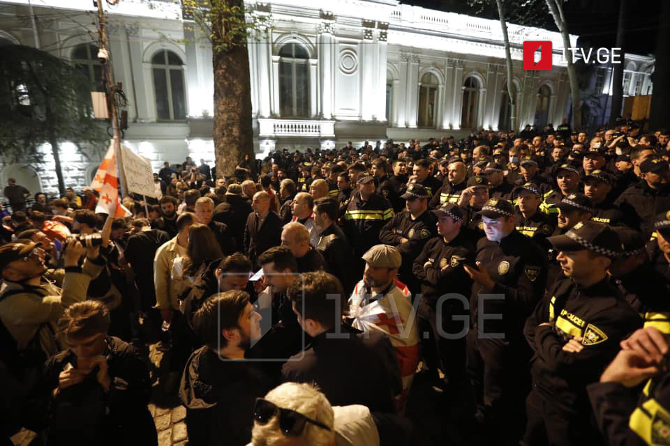 МВД - Призываем участников митинга возле парламента воздержаться от насильственных действий и нападений на сотрудников полиции
