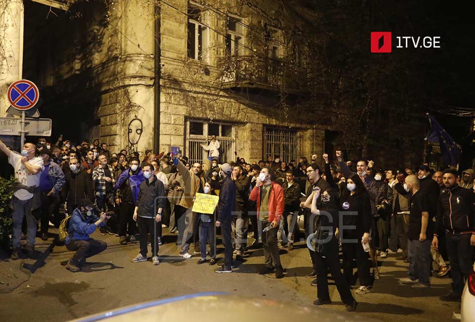 Ситуация на улице Чичинадзе возле парламента периодически накаляется [фото]