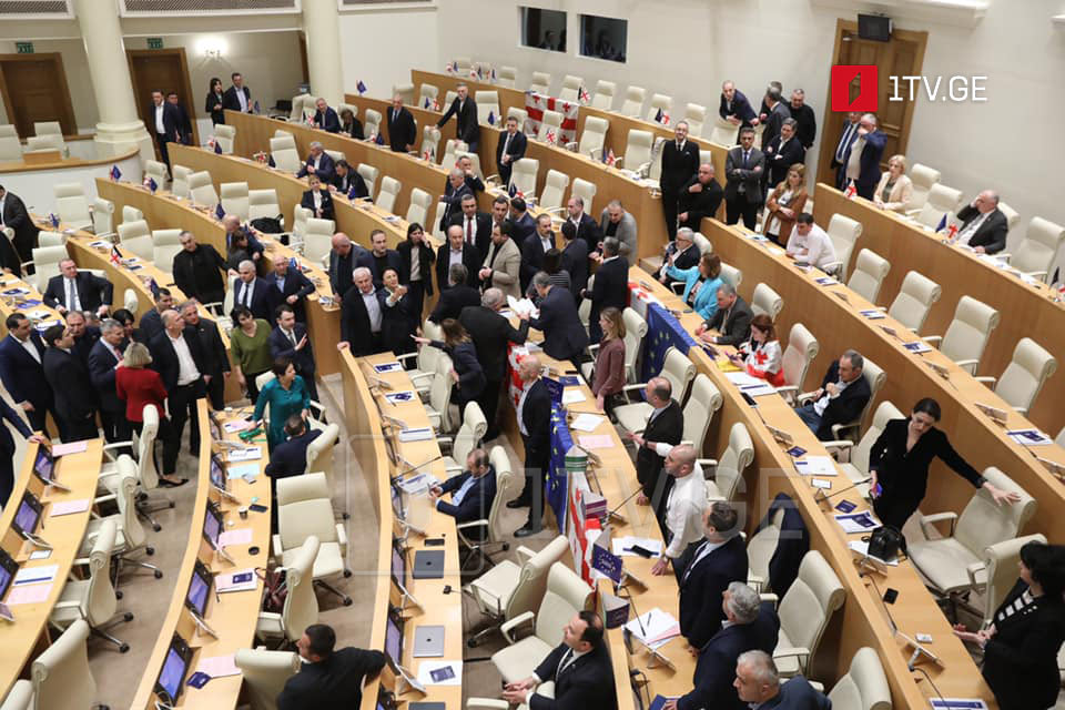 Пленарное заседание в парламенте проходит на фоне шума и перепалки [видео]