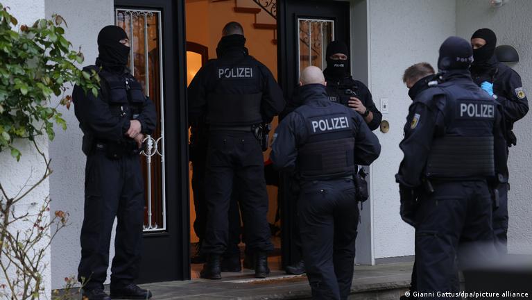 Լրատվամիջոցների տվյալներով՝ Գերմանիայում ռեյդի ժամանակ ձերբակալվել է տասը մարդ, որոնք ապօրինի կերպով միգրանտներին բնակության իրավունք են տրամադրել, իսկ դրա դիմաց ստացել են զգալի գումարներ