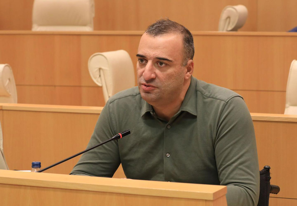Rati İonatamişvili - Əslində altı siyasi partiyanın bəyanatını Mixeil Saakaşvili imzalayır, çünki onlar öz suverenliyini itiriblər