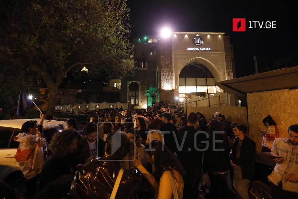 Группа граждан проводит акцию возле гостиницы «Тифлис Палас»