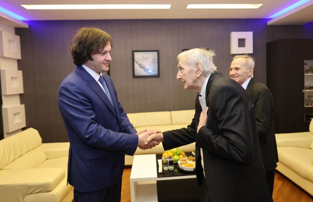 Ираклий Кобахидзе поздравил старейшего госслужащего со 100-летием