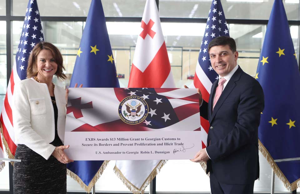 US Embassy hands over X-ray equipment to Revenue Service