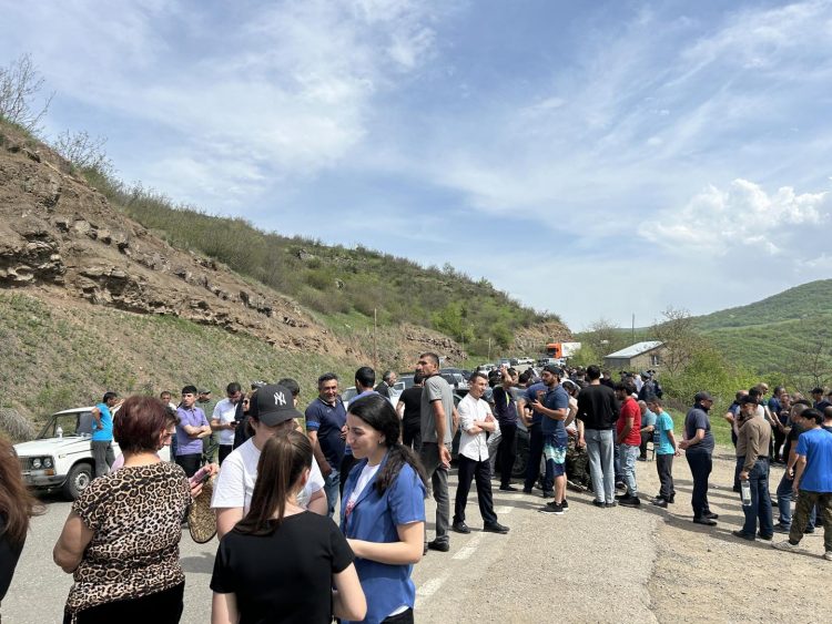 Erməni mediası, vətəndaşların Azərbaycanla dövlət sərhədinin delimitasiyası çərçivəsində birtərəfli güzəştə qarşı aksiyalarının davam etməsi haqda məlumat verir