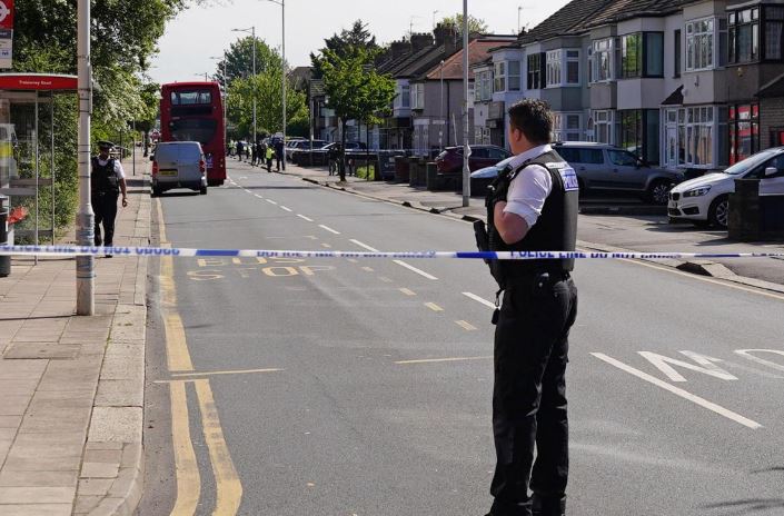 Londonda soyuq silahla silahlanmış kişinin hücumu nəticəsində bir uşaq həlak olub, 5 nəfər xəsarət alıb