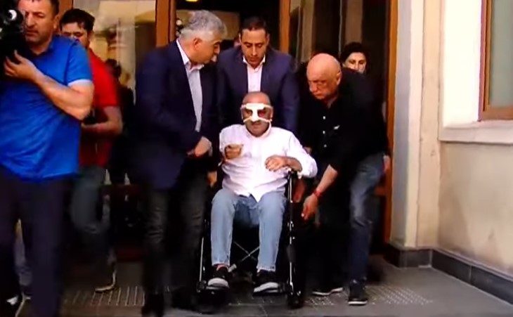 MP Vashadze helped UNM's MP Khabeishvili using wheelchair to attend Parliament