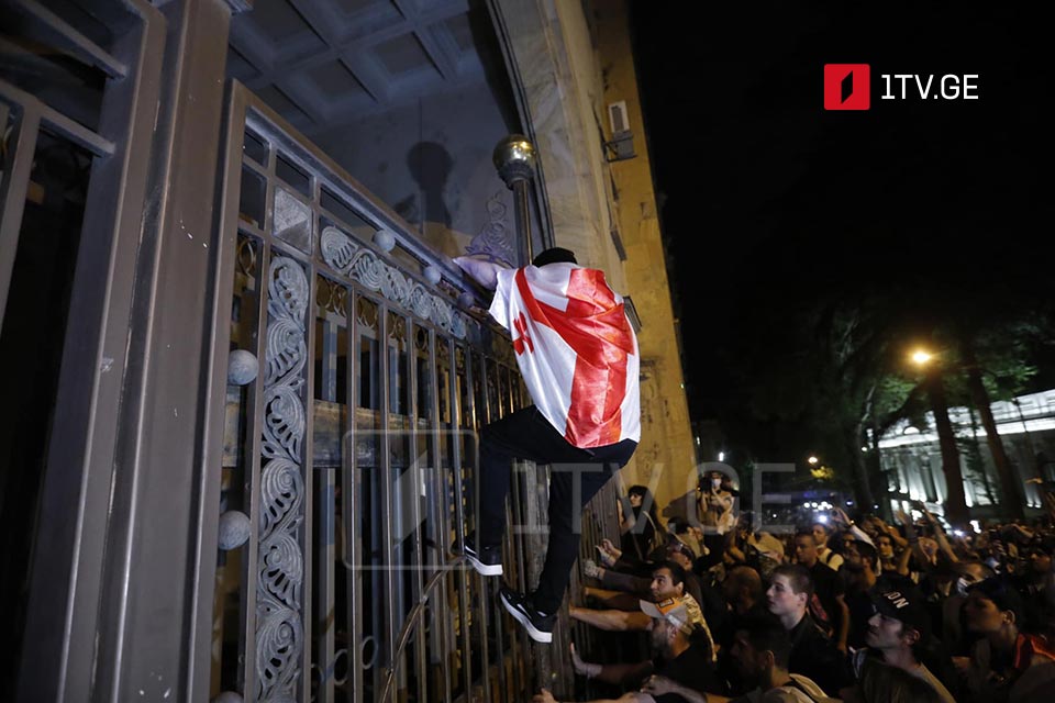Interior Ministry: Protesters became aggressive after MIA units leave Parliament area