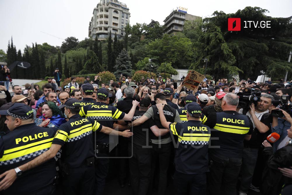 Police move anti-transparency bill protesters off Heroes Square