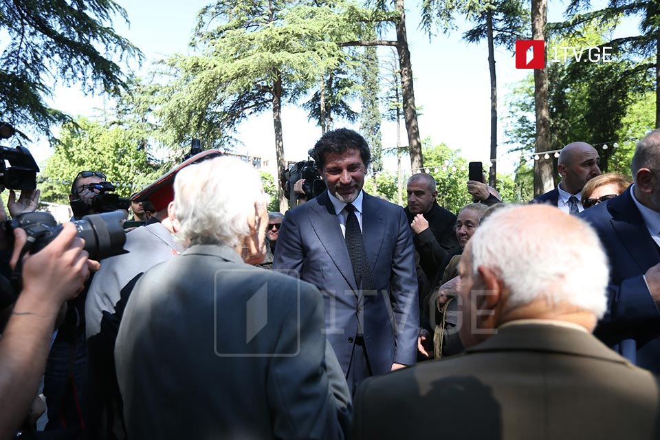 Kaxa Kaladze - Zülmü, soyqırım və insanların qətlini ən böyük şər hesab edən hamını faşizm üzərində qələbə münasibətilə təbrik edirəm