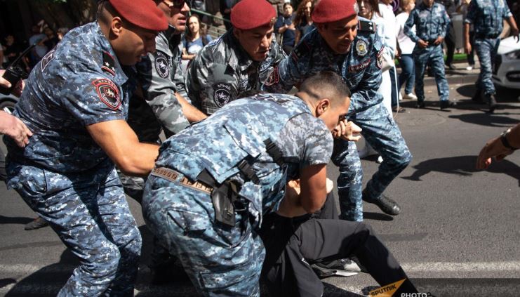 Ermənistan mətbuatının məlumatına görə, İrəvanda və Vayotzor bölgəsində davam edən etiraz aksiyaları zamanı bir neçə nəfər həbs edilib