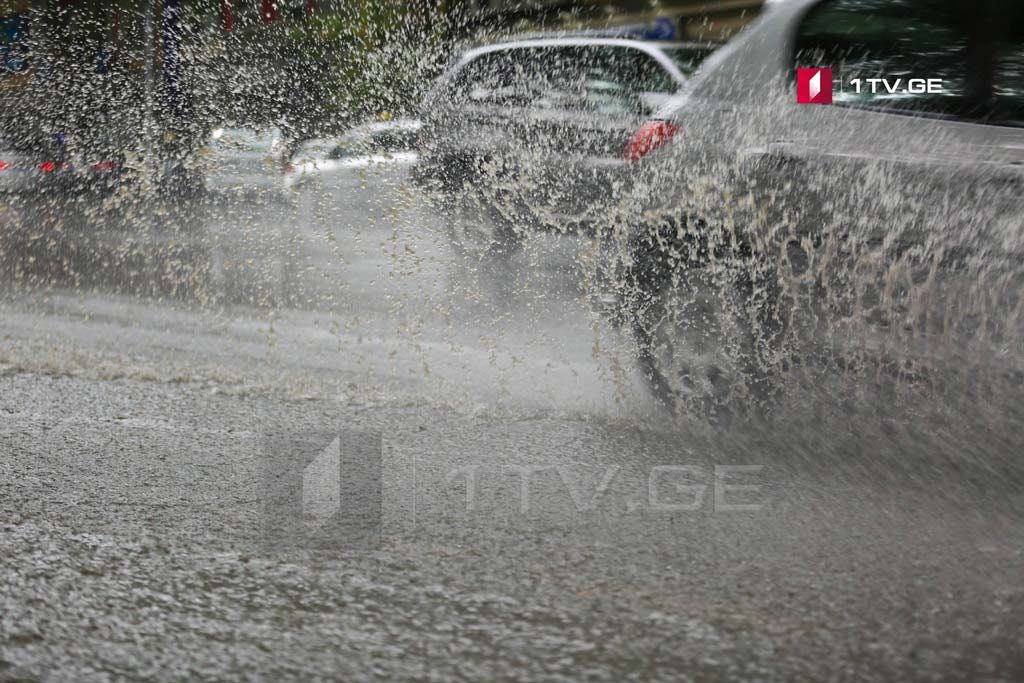 По данным Национального агентства охраны окружающей среды, на территории сильный дождь Грузии будет продолжаться в течение нескольких часов