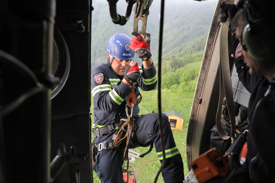 Тяжелораненого мужчину пожарные-спасатели перевезли на вертолете из Кахети в Тбилиси