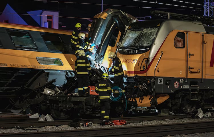 В результате столкновения поездов в Чехии, четыре человека погибли и 26 получили пострадали