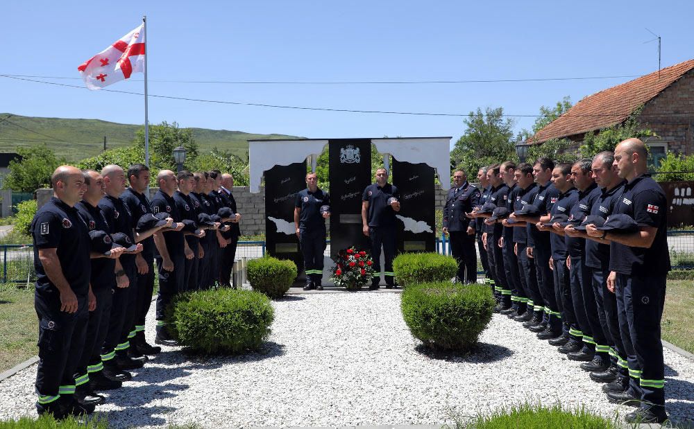 Пожарные-спасатели почтили память погибших 13 июня