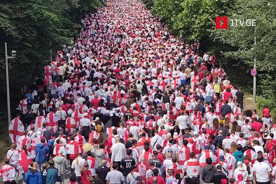Procession of Georgian football fans in Hamburg (Video) 