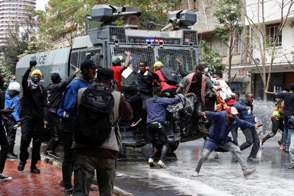 Keniyada polis parlamentə girməyə cəhd edən etirazçılara atəş açıb, azı beş nümayişçi həlak olub